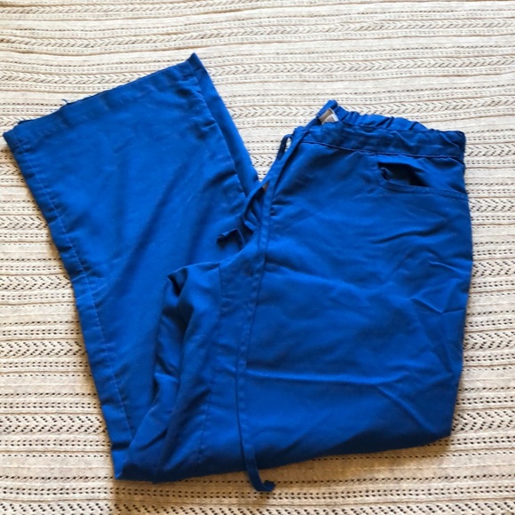 Set of two grey’s anatomy scrubs - Picture 8 of 8